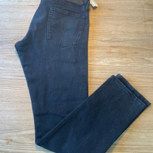 Svarta jeansbyxor från Polo Ralph Lauren - Säljer ett par svarta jeansbyxor från Polo Ralph Lauren. Modellen är Slim Sullivan och storlek w32 L34. Jeansen är helt nya med lappar!