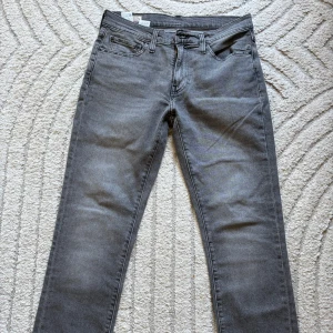 Levi’s Jeans - Levi’s jeans i färgen grå, modell 511 / slim fit.. använda ett fåtal gånger STORLEK: 31/32