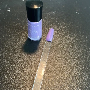 Lila nagellack från Mary Kay - Säljer ett lila nagellack från Mary Kay med glansig finish. Färgen är en mjuk lavendelton. Öppnad och swatchad men andrig använd mer.