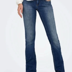 Lågmidjade only jeans - Säljer dessa skitsnygga jeans ifrån Only som är lågmidjade. Säljer pågrund av att sig råka köpa 30 istället för 32 i längd❤️(har tagit bort sömmen längst ner för att dem skulle bli längre) nypris 500kr, vid snabb affär kan priset förhandlas❤️