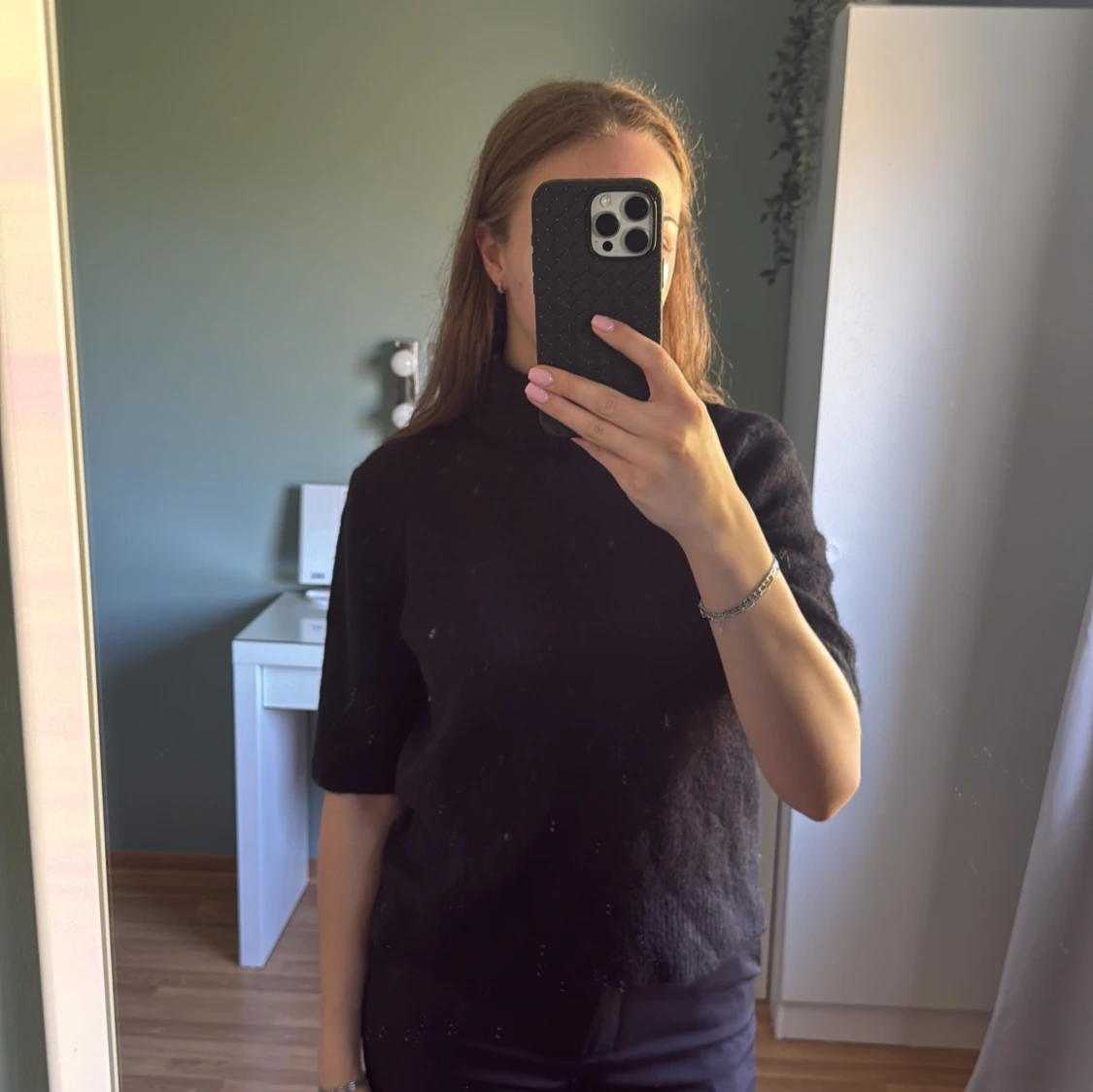 Svart stickad polotröja från Stories