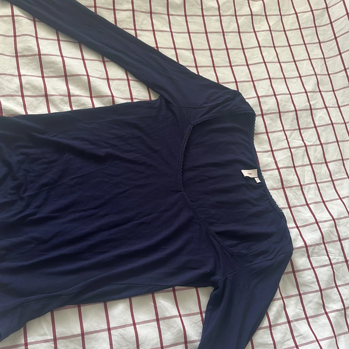 Mörkblå långärmad topp urringad med spets detaljer fram  - 1