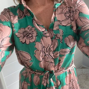 Rino & Pelle klänning - Säljer denna jättefina klänning från rino & pelle. Klänningen har jättevackra detaljer vid ärmarna och kragen. Nypris omkring 1000 kr säljs nu för endast  350 kr! Vid fråga eller fundering så är det bara att höra av sig💕