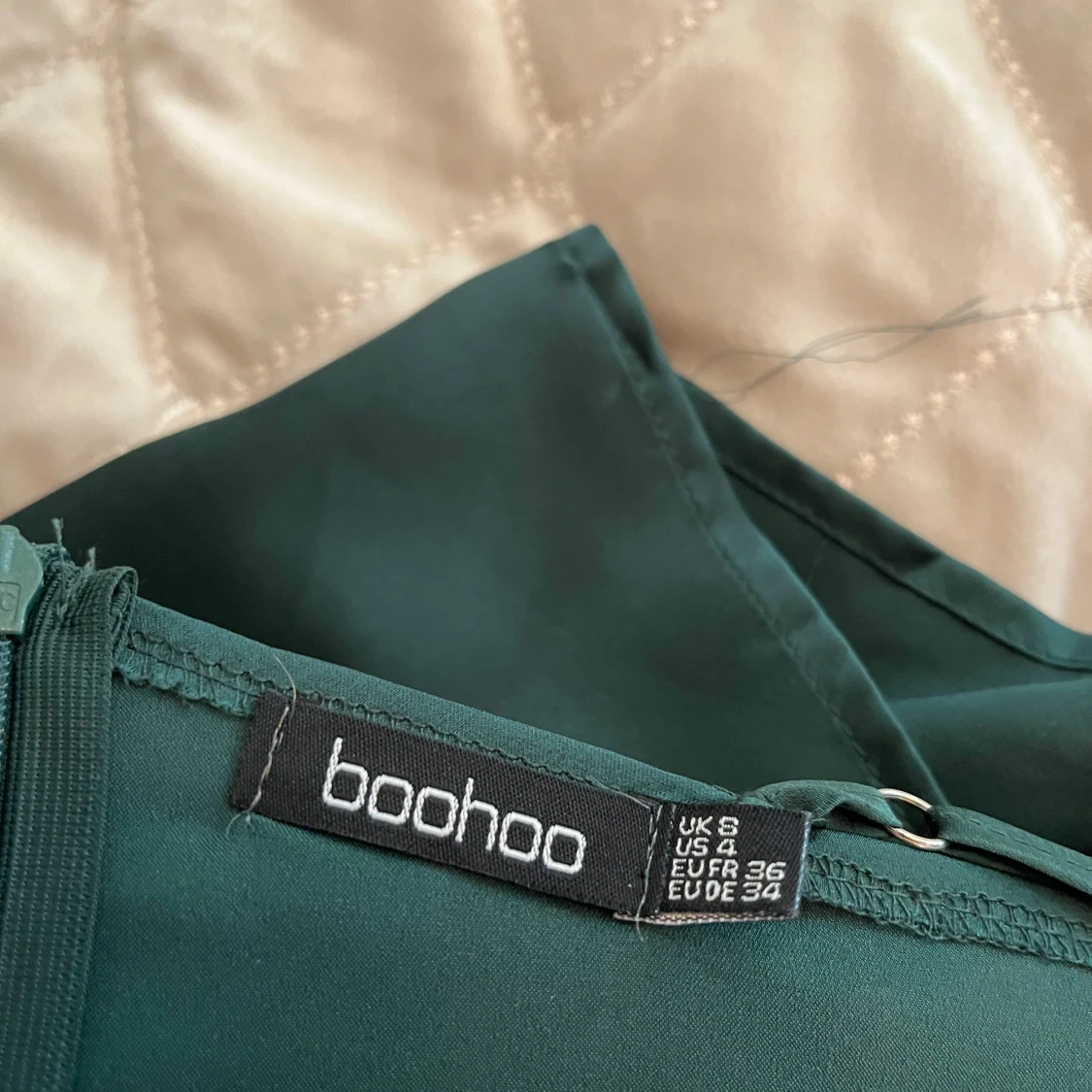 Grön bodyconklänning med draperad halsringning från Boohoo - 2