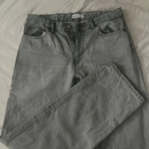 Grå jeans från Gina Tricot - Populära gråa jeans från Gina tricot