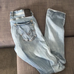 Ljusblå jeansbyxor från Replay - Säljer ett par replay jeans med bra skick, säljer för dom inte passar mig längre storlek W30L32