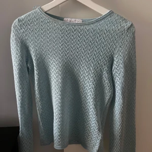 Ljusblå stickad tröja  - Säljer en ljusblå stickad tröja från Amisu new yorker. Superfin färg och passar till mycket!