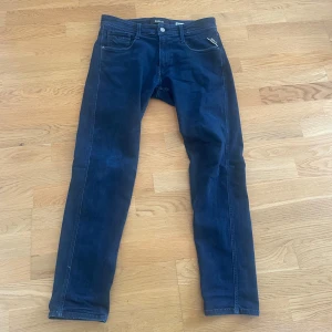 Mörkblå jeans från Replay - Säljer ett par klassiska mörkblå slim/straight-fit jeans från Replay. Modell ”Anbass”, Storlek 32/30. Originalpris runt 1000kr, mitt pris endast 299kr. DM för frågor & funderingar!