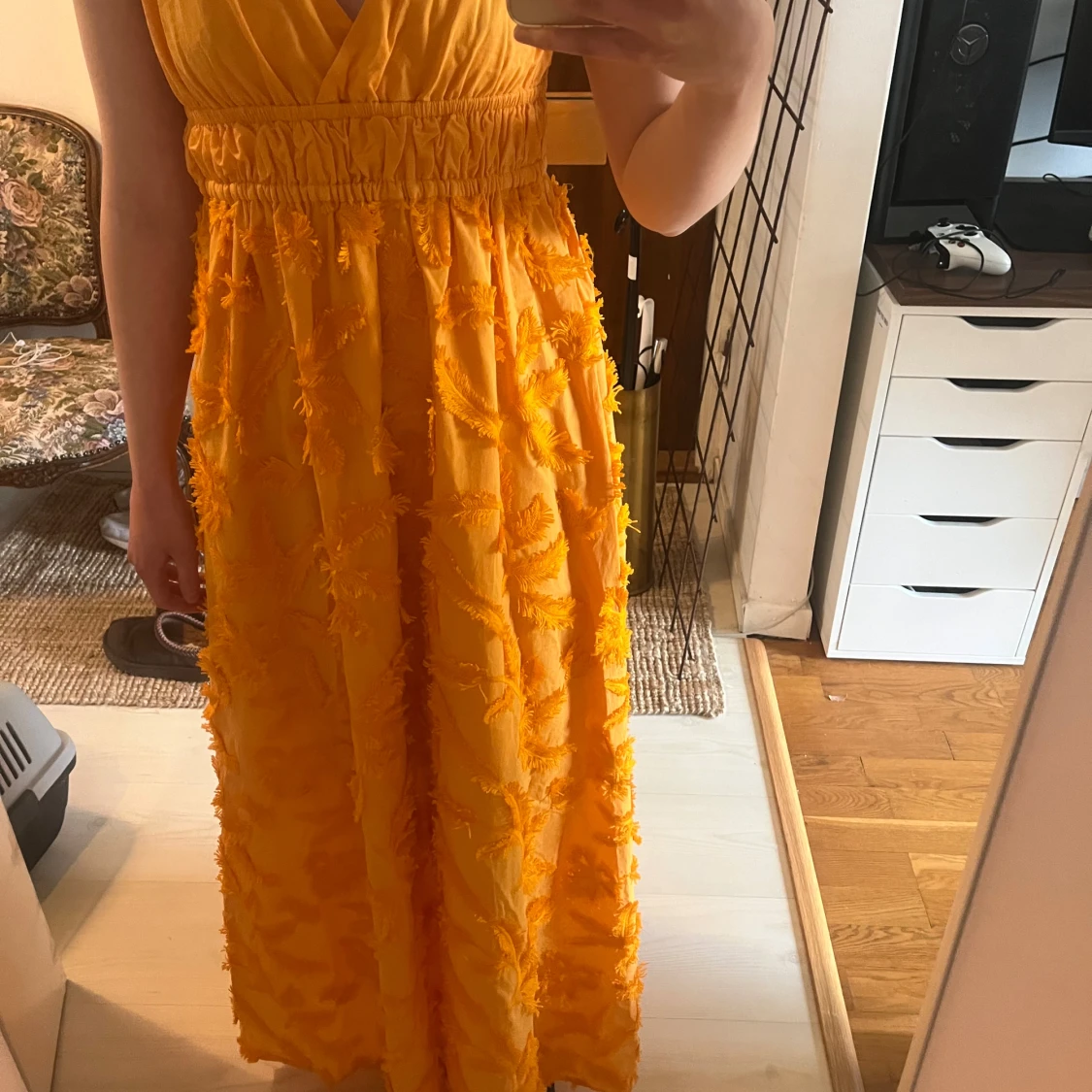 Orange långklänning med struktur och smala axelband - 1