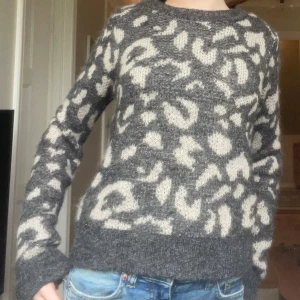 Stickad tröja  - Mörkgråa stickad tröja med leopardmönster, jätte fint material med bra kvalitet som inte blir nopprigt. Pris kan diskuteras💕☺️