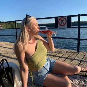 Croptop - Supersöt grön croptop i storlek S. Använd ca 2 ggr. I väldigt fint skick. 