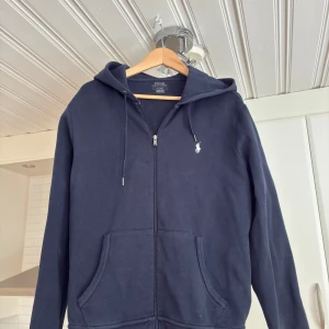 Polo Ralph lauren hoodie - Nu dags att sälja min mörkblåa Ralph lauren hoodie då den blivit för liten. Den är i storlek M men passar också S. Vid minsta fundering så är det bara att höra av sig!🤝