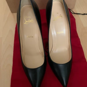 Christian Louboutin Pigalle klackar - Ursprungligen köpta från Vestiaire Collective för 515 €. Har aldrig använts av mig – helt nya. Storlek 38,5. Louboutin-skor är något små i storleken, så det kan vara bra att tänka på. Klackarna är den klassiska svarta modellen Pigalle i läder. Skorna har svarta skyddssulor för att den röda färgen inte ska slitas bort vid användning. Originalkartong och dammpåsar medföljer. Jag är öppen för prisförslag.