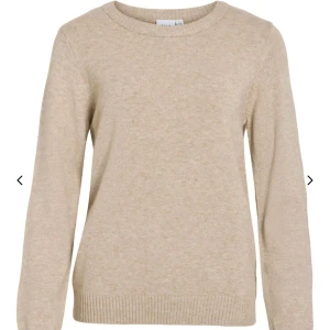 Beige stickad tröja - En mysig och fin stickad tröja från Vila. Den är i väldigt fint skick och är väldigt mysig. Nypris 330kr och mitt pris är 150kr men kom gärna med prisförslag!💘