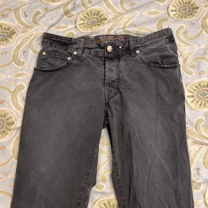 Jacob cohen special jeans - Säljer nu dessa Jacob cohen jeans väldigt sällsynta köpta för ca 6000kr mitt pris 650kr nästan helt oanvända. Priset är inte hugget i sten