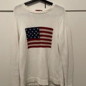 Vit stickad tröja med usa flagga - bud