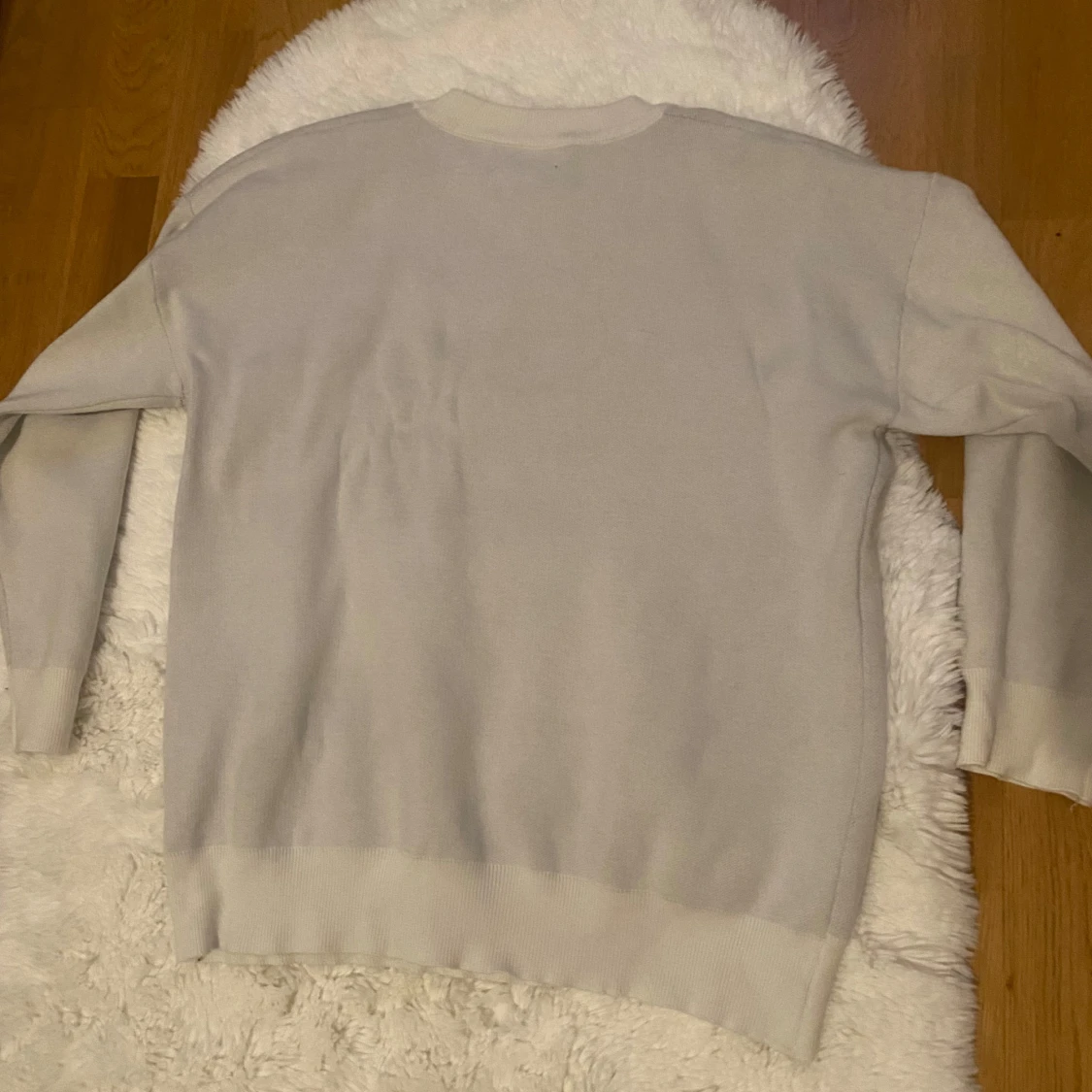 Vit stickad tröja med grafiskt mönster - 1