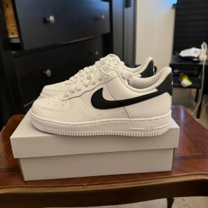 Nike Air Force 1 '07, Vit/Svart, strl 38 - Helt nya Nike Air Force 1 '07, Vit/Svart, strl 38 Skorna har inte blivit använda   Original kartong medföljer. Normala i storlek. Pris går att diskuteras vid snabb affär