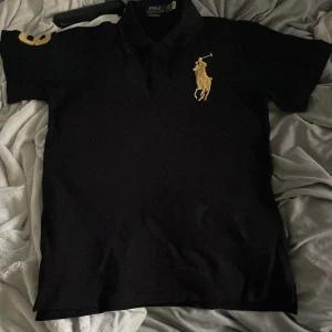 Polo t shirt (män S storlek)  - En oanvänd polo tröja, har också en tag på sig. Skriv snälla innan ni köper. Säljer den för passade inte i storleken och kan inte nu lämna tillbaka den 🥲
