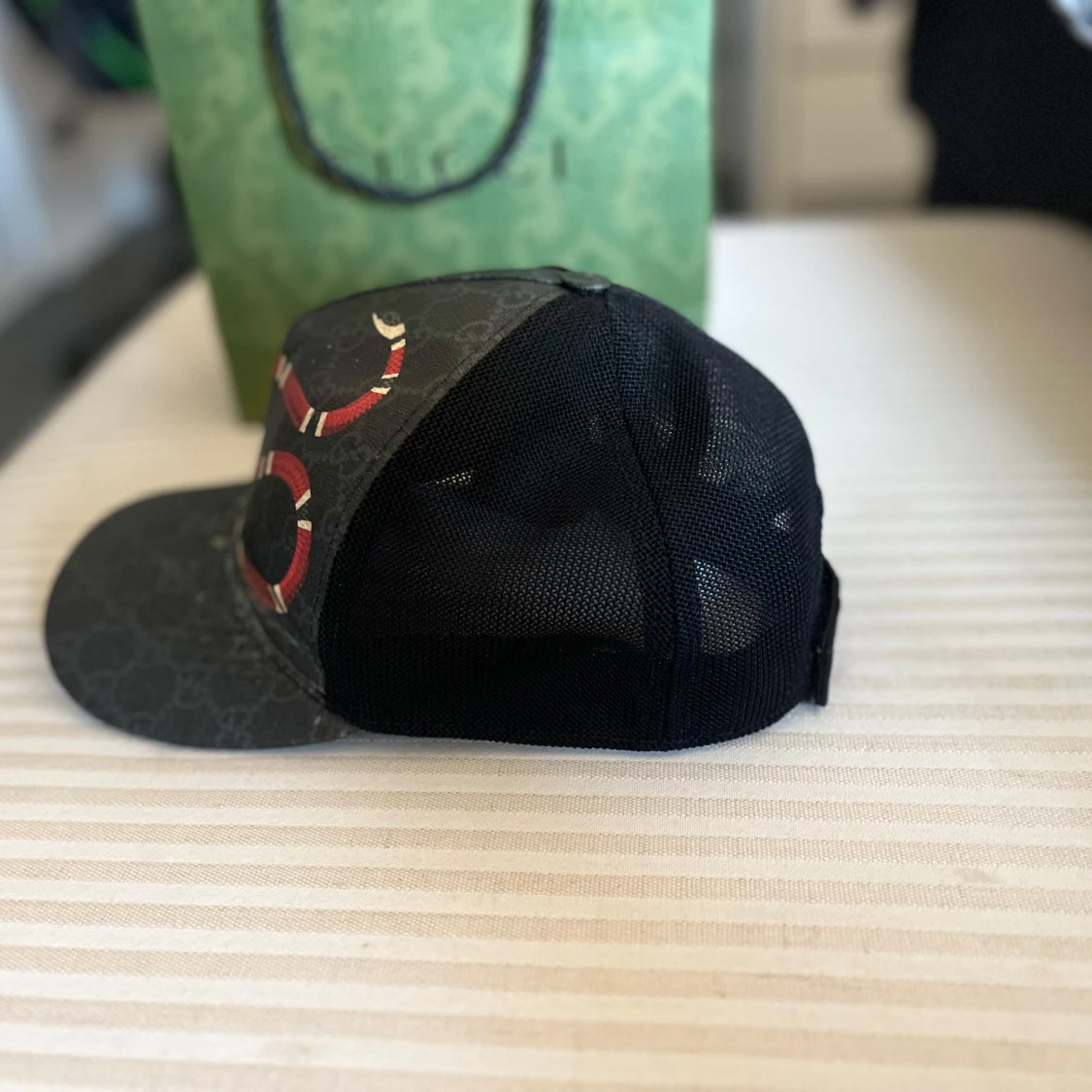 Svart keps från Gucci med orm-motiv - 2