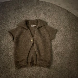 stickad tröja 🤎  - En jätte fin tröja med krage som man kan vika ner på sidorna, storlek m men är liten i storlek🤍600kr på hemsidan 