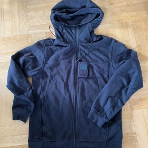 C.P. company tröja - Jag säljer en använd CP company tröja inköpt på Nk Göteborg 4000 sek. Tröjan har använts till och från men säljer nu pga fel Strlk. Perfekt till sena sommarkvällar.