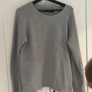 Grå stickad tröja från Vero Moda - Mysig grå stickad tröja från Vero Moda med rund halsringning och långa ärmar. Tröjan har en enkel och stilren design med ribbade muddar vid ärmslut och nederkant. Perfekt för lager-på-lager under kyliga dagar. Hör av er vid intresse!💕