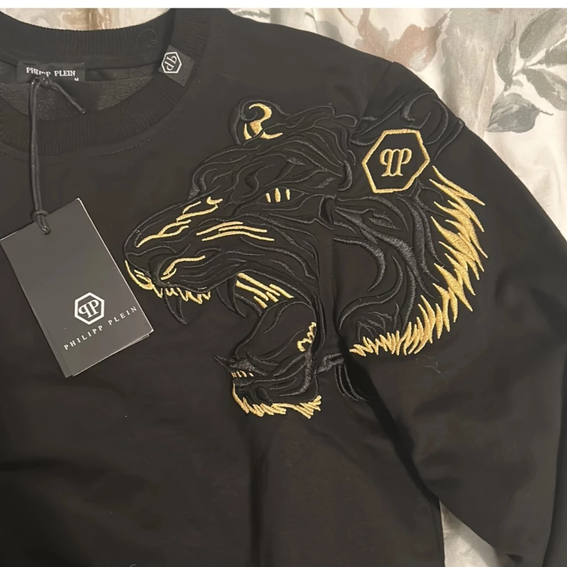 Svart tröja med lejonbroderi från Philipp Plein