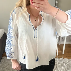 Vit blus från Zara - Vit blus med blåa broderier från Zara, använd väldigt lite 💙