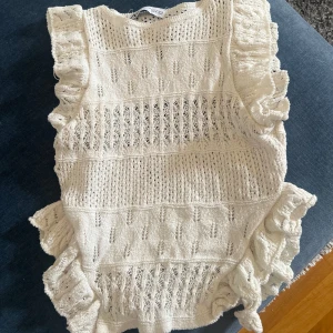 Vit stickad topp - Supersöt vit stickad topp med volangdetaljer. Tröjan är ifrån zara!