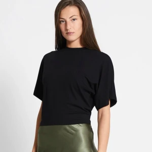 Emmie T-shirt topp lager157 - En stilren svart t-shirt med rund hals och korta ärmar. T-shirten har en lös passform upptill och sitter åt lite runt midjan🙌🏻 