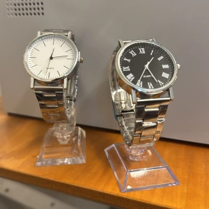 Två klockar svart och vit - Helt nya klockor i silverfärg med svart och vit urtavla. Har it använt 149 för båda två eftersom dom inte används 