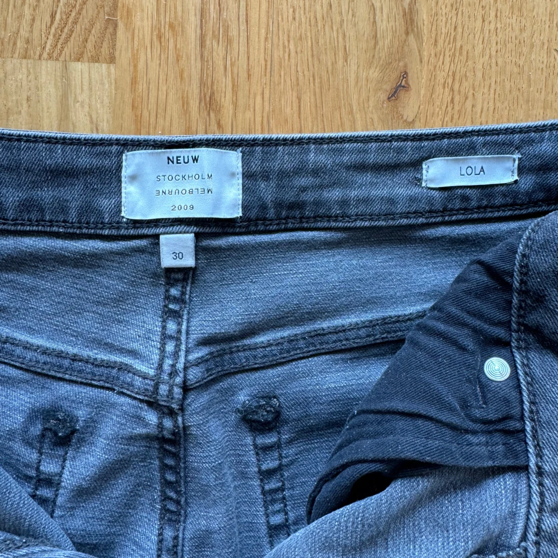 Grå jeans från Neuw, modell Lola - 2