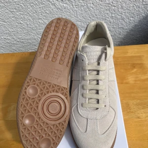 Maison Margiela - Snygga beiga/off white maison margiela gats. Hur bra som helst till sommaren. Hör av er om ni har några frågor.