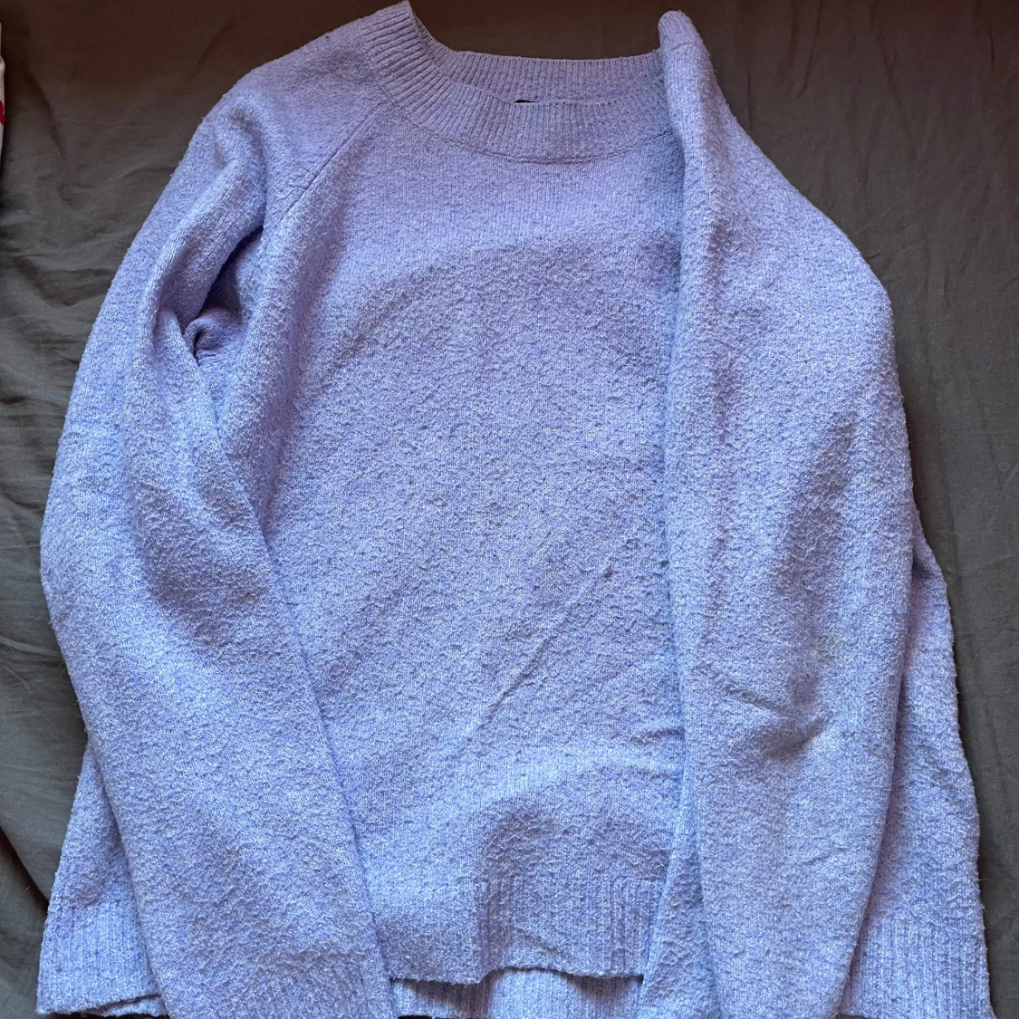 Ljuslila stickad tröja