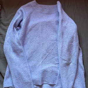 Ljuslila stickad tröja - Använder inte längre 