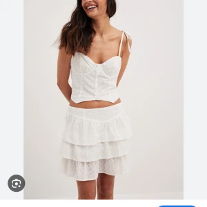Vitt set från NA-KD - Ett jättefint set ifrån nakd, passar perfekt nu till sommaren! Kolla in min sida säljer denna i svart även💕 har använt det endast ett par enstaka gånger!