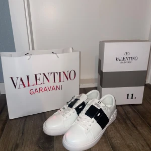 Valentino open - Ett par Valentinos Opens svarta och är helt nya. Kan såklart gick mer bilder men bara SERIÖSA KÖPARE. Priset kan diskuteras.