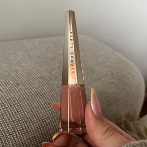 Fenty Beauty Lip Paint Unbutton  - Fenty Beauty Lip Paint Longwear Fluid Lip Colour Färg : Unbotton, Har aldrig använt den.  Applikatorn är en mjuk svamp för enkel applicering.✨✨