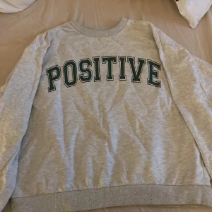 Grå sweatshirt från ASOS - Säljer en fin sweatshirt ifrån ASOS, använd ett fåtal gånger men är i mycket bra skick!❤️
