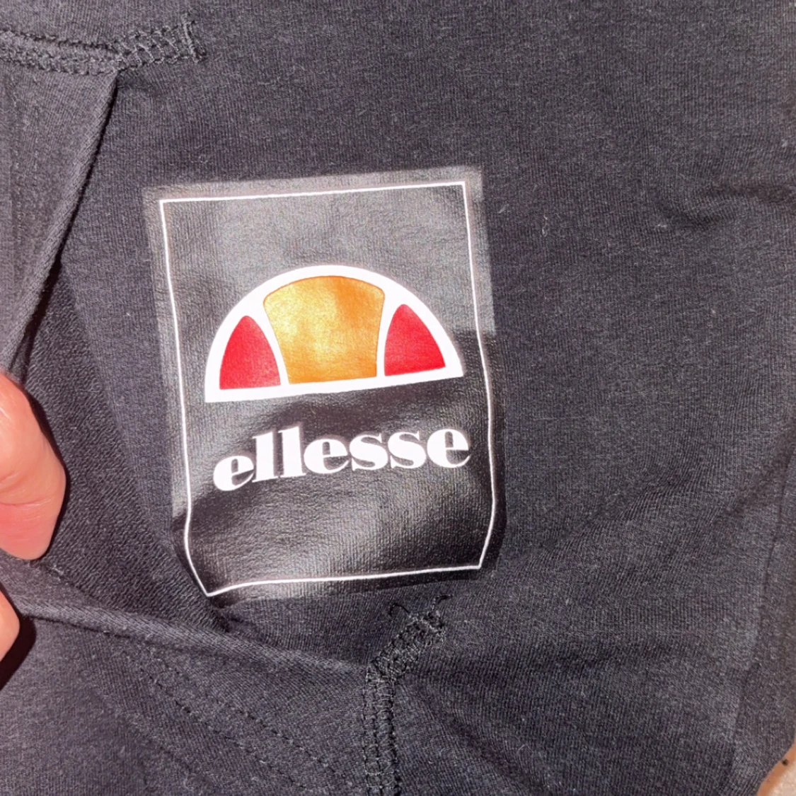 Svart hoodie från Ellesse med röd huva - 2