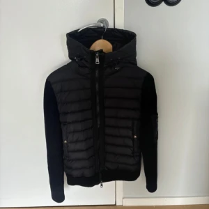 Moncler cardigan - Jag säljer nu min mobcler cardigan jacka då jag inte får så mycket användning av den. Den är använd fåtal gånger och är i väldigt bra skick.                              Köpt för 12.000 på monclers hemsida, säljer för 3500 kronor.