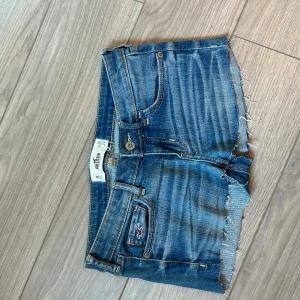 Lågmidjade jeansshorts  - Snygga jeansshorts från hollister🩷Säljer då dom ej kommer till användning.🩷Skriv om du vill ha mått! 🩷W 26 