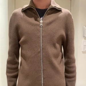 Ljung Zip - Tjena, säljer min tvär feta ljung tröja. Knappt använd och senaste gången jag använde den var 1 år sedan. Nypris 1400kr. Pris kan diskuteras vif snabb affär!