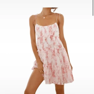Sommarklänning - Supersöt kortklänning i vitt med rosa blommönster och volanger från Dressy💞💞💞orginal pris 500!😇 skriv vid fler funderingar!💞