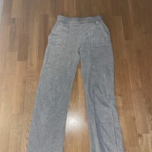 Grå mjukisbyxor från Juicy Couture - Dom är lite sönder vid dragsnöret, annars är dom i bra skick