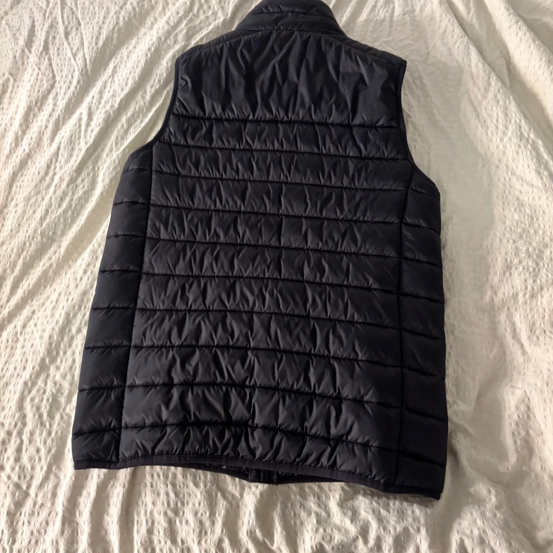 Svart dunväst med dragkedja - 1