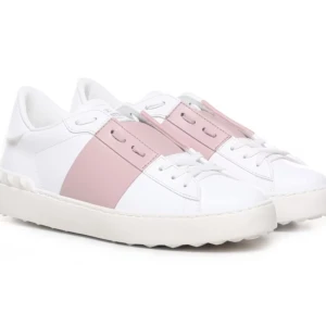 Valentino Open sneakers i vitt och rosa - Säljer ett par snygga Valentino Open sneakers i vitt skinn med en bred rosa rem över mitten. Skorna har vit sula. Helt nya kommer med box och allt 38/39