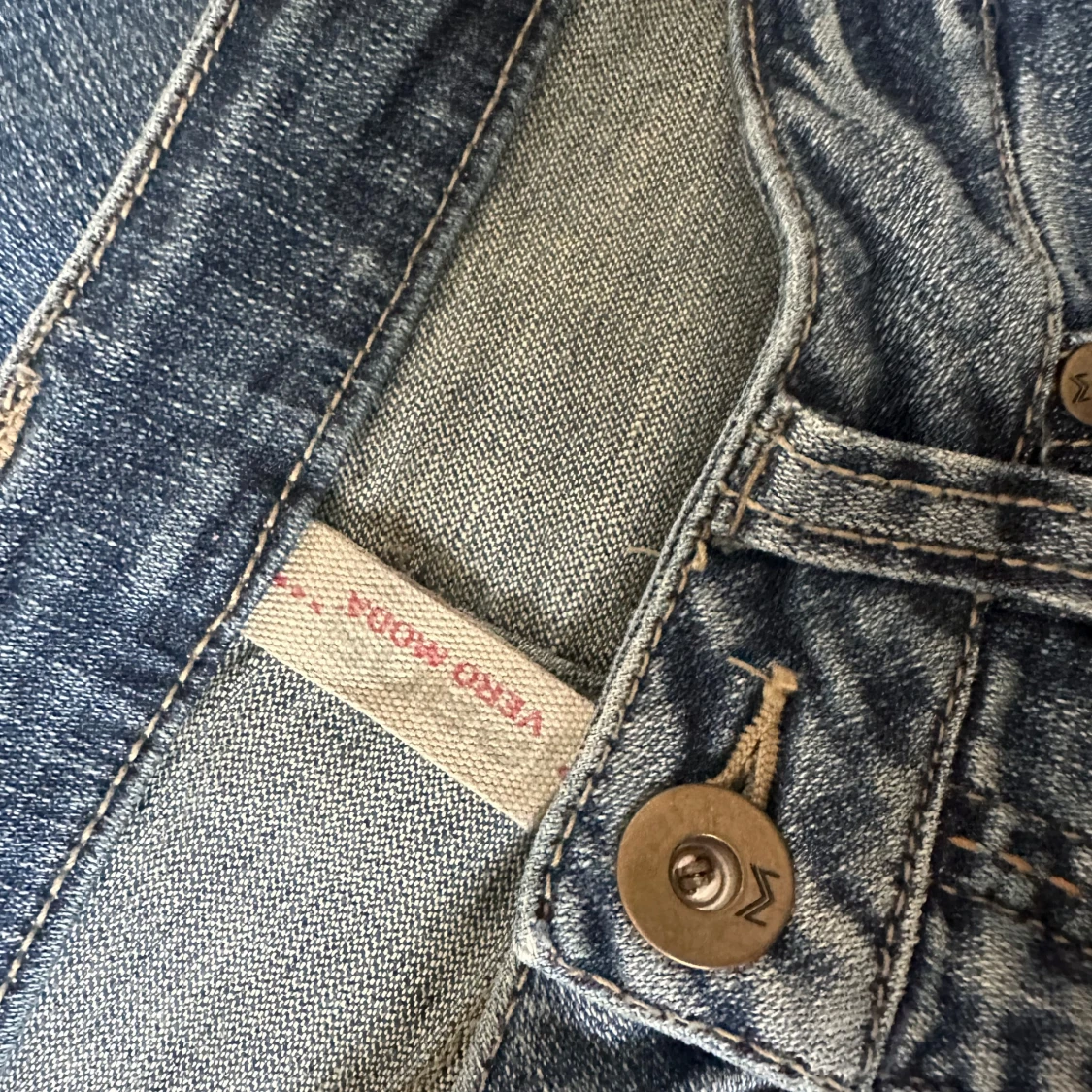 Blå bootcut jeans med dragkedjedetaljer - 4