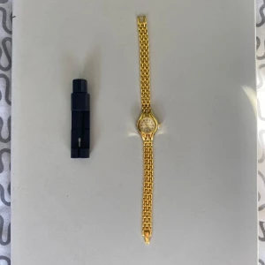 Guldplaterad klocka  - Klockan är i ett mycket fint skick med ett sprillans nytt batteri och armbandet är justerbart så du enkelt kan justera armbandets originella storlek som är 19 cm.   Vid frågor och funderingar är det bara att skriva ✍️